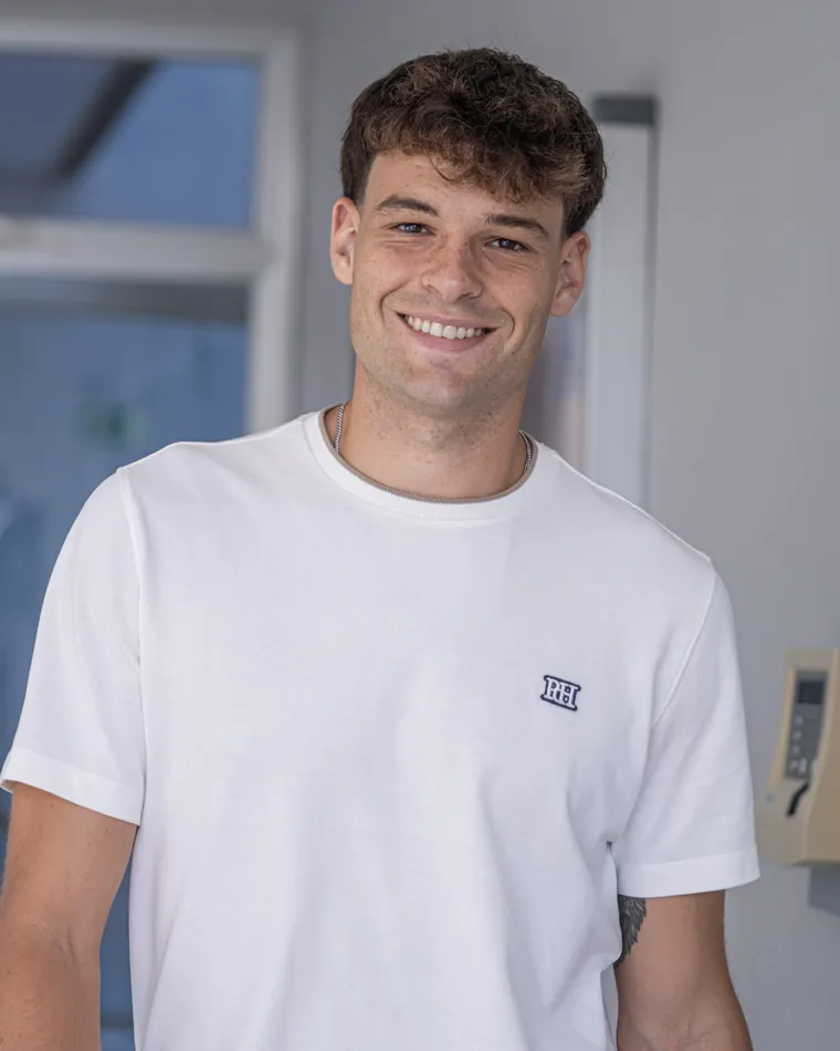 Ariel Herrero sonríe con una camiseta blanca
