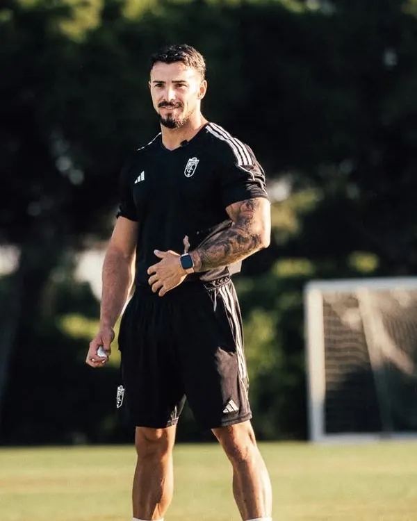 Joni López en el campo de entrenamiento, con balones a sus pies
